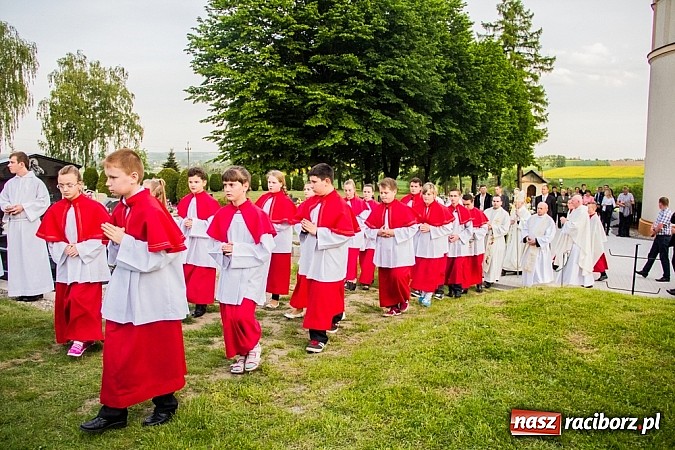 Zdjęcie w galerii na portalu naszraciborz.pl: W Sławikowie biskup poświęcił pomnik ku pamięci ofiar sprzed 125 lat wiadomości z regionu