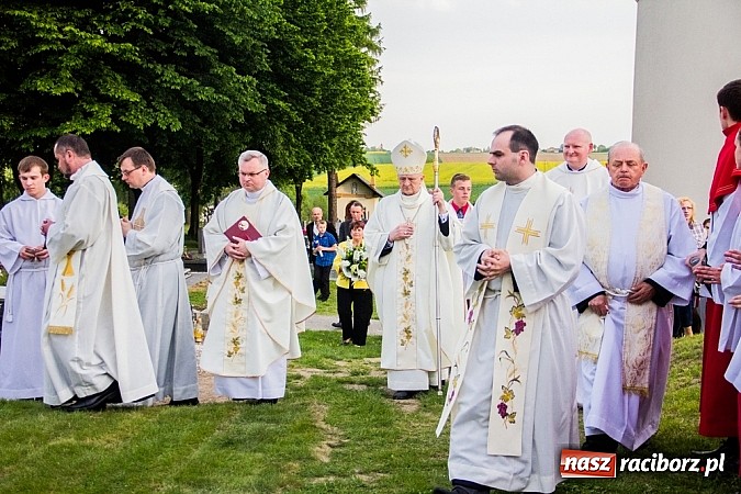 Zdjęcie w galerii na portalu naszraciborz.pl: W Sławikowie biskup poświęcił pomnik ku pamięci ofiar sprzed 125 lat wiadomości z regionu