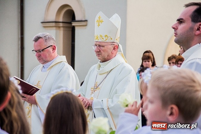 Zdjęcie w galerii na portalu naszraciborz.pl: W Sławikowie biskup poświęcił pomnik ku pamięci ofiar sprzed 125 lat wiadomości z regionu