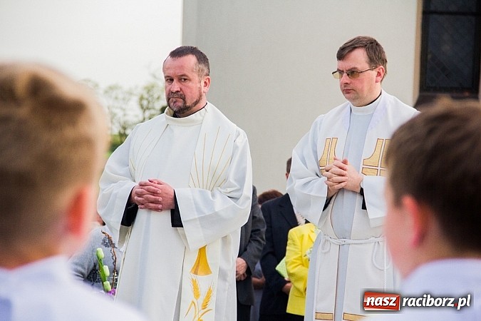Zdjęcie w galerii na portalu naszraciborz.pl: W Sławikowie biskup poświęcił pomnik ku pamięci ofiar sprzed 125 lat wiadomości z regionu