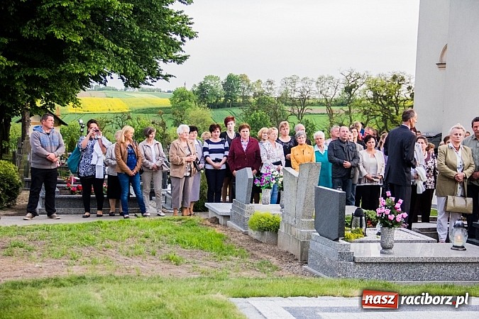 Zdjęcie w galerii na portalu naszraciborz.pl: W Sławikowie biskup poświęcił pomnik ku pamięci ofiar sprzed 125 lat wiadomości z regionu