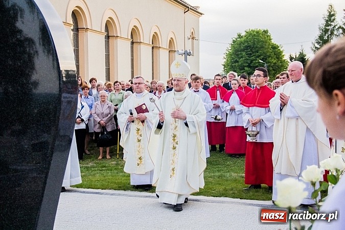 Zdjęcie w galerii na portalu naszraciborz.pl: W Sławikowie biskup poświęcił pomnik ku pamięci ofiar sprzed 125 lat wiadomości z regionu