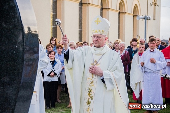 Zdjęcie w galerii na portalu naszraciborz.pl: W Sławikowie biskup poświęcił pomnik ku pamięci ofiar sprzed 125 lat wiadomości z regionu