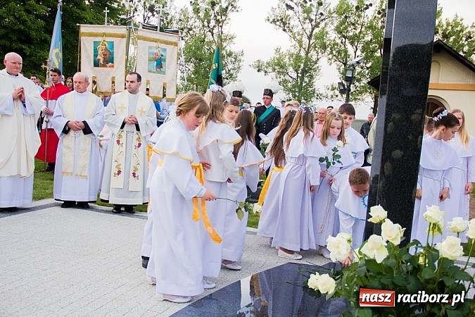 Zdjęcie w galerii na portalu naszraciborz.pl: W Sławikowie biskup poświęcił pomnik ku pamięci ofiar sprzed 125 lat wiadomości z regionu