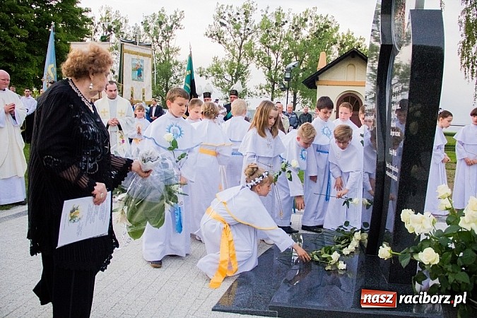 Zdjęcie w galerii na portalu naszraciborz.pl: W Sławikowie biskup poświęcił pomnik ku pamięci ofiar sprzed 125 lat wiadomości z regionu