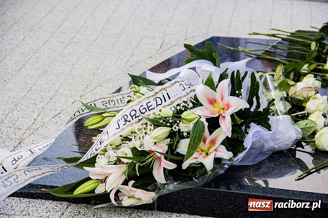 Zdjęcie w galerii na portalu naszraciborz.pl: W Sławikowie biskup poświęcił pomnik ku pamięci ofiar sprzed 125 lat wiadomości z regionu