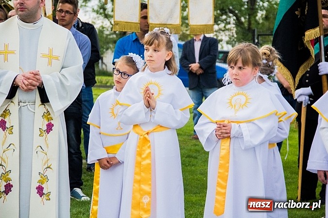 Zdjęcie w galerii na portalu naszraciborz.pl: W Sławikowie biskup poświęcił pomnik ku pamięci ofiar sprzed 125 lat wiadomości z regionu
