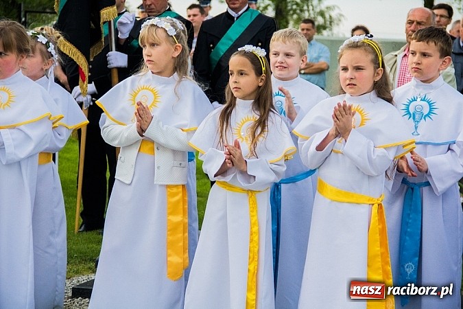 Zdjęcie w galerii na portalu naszraciborz.pl: W Sławikowie biskup poświęcił pomnik ku pamięci ofiar sprzed 125 lat wiadomości z regionu