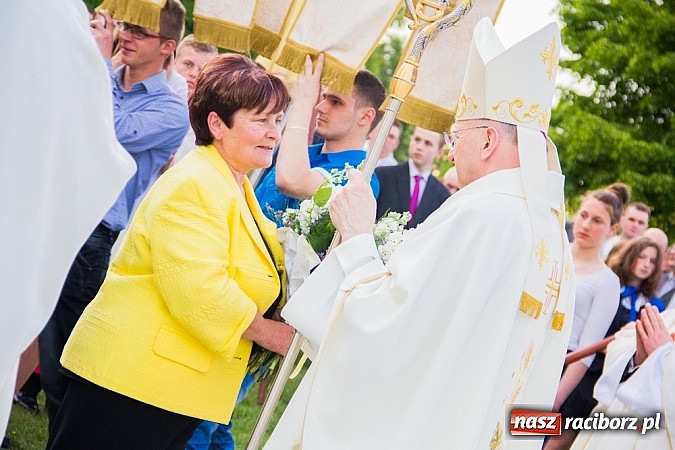 Zdjęcie w galerii na portalu naszraciborz.pl: W Sławikowie biskup poświęcił pomnik ku pamięci ofiar sprzed 125 lat wiadomości z regionu