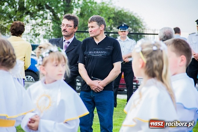 Zdjęcie w galerii na portalu naszraciborz.pl: W Sławikowie biskup poświęcił pomnik ku pamięci ofiar sprzed 125 lat wiadomości z regionu