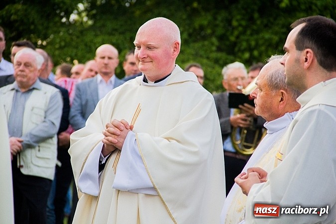 Zdjęcie w galerii na portalu naszraciborz.pl: W Sławikowie biskup poświęcił pomnik ku pamięci ofiar sprzed 125 lat wiadomości z regionu