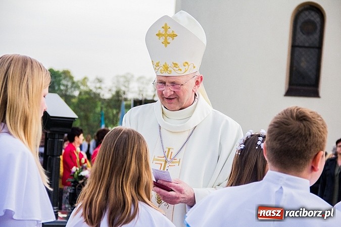 Zdjęcie w galerii na portalu naszraciborz.pl: W Sławikowie biskup poświęcił pomnik ku pamięci ofiar sprzed 125 lat wiadomości z regionu