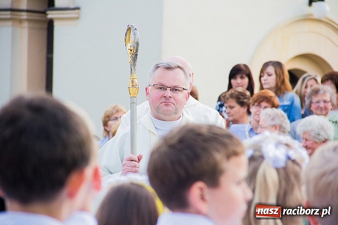 Zdjęcie w galerii na portalu naszraciborz.pl: W Sławikowie biskup poświęcił pomnik ku pamięci ofiar sprzed 125 lat wiadomości z regionu