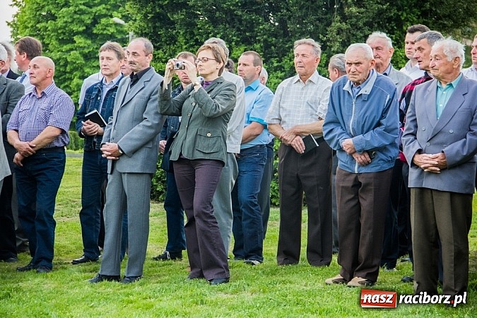 Zdjęcie w galerii na portalu naszraciborz.pl: W Sławikowie biskup poświęcił pomnik ku pamięci ofiar sprzed 125 lat wiadomości z regionu