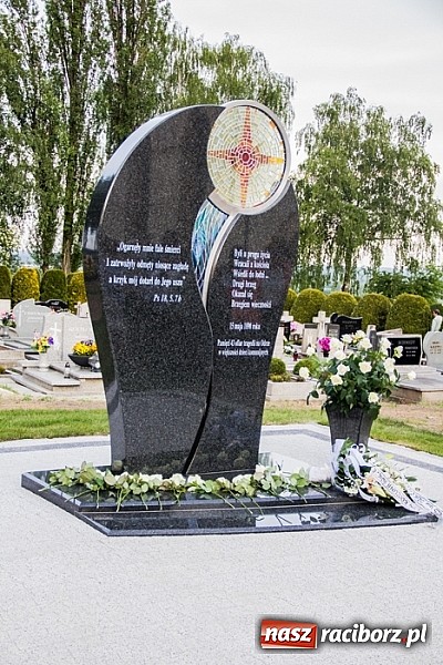 Zdjęcie w galerii na portalu naszraciborz.pl: W Sławikowie biskup poświęcił pomnik ku pamięci ofiar sprzed 125 lat wiadomości z regionu