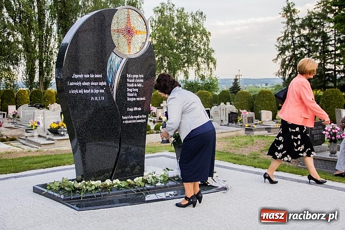 Zdjęcie w galerii na portalu naszraciborz.pl: W Sławikowie biskup poświęcił pomnik ku pamięci ofiar sprzed 125 lat wiadomości z regionu