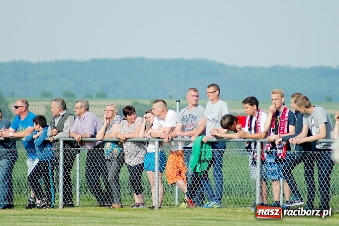Zdjęcie w galerii na portalu naszraciborz.pl: Derby gminy Krzanowice: Rykoszet dał trzy punkty Borucinowi. Naprzód samodzielnym liderem A klasy wiadomości z regionu