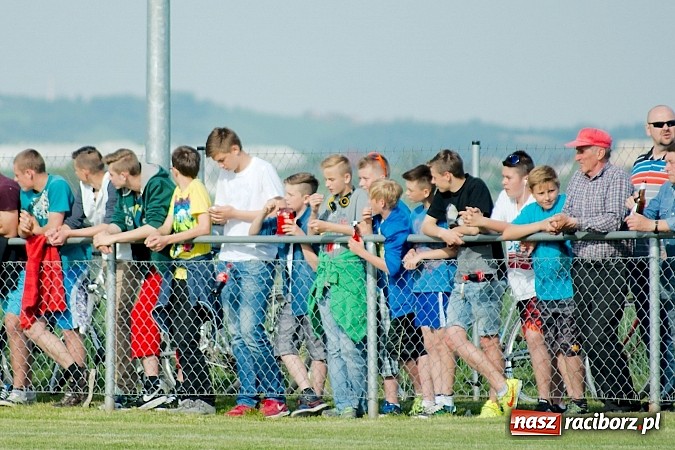 Zdjęcie w galerii na portalu naszraciborz.pl: Derby gminy Krzanowice: Rykoszet dał trzy punkty Borucinowi. Naprzód samodzielnym liderem A klasy wiadomości z regionu