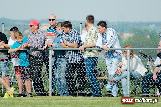 Zdjęcie w galerii na portalu naszraciborz.pl: Derby gminy Krzanowice: Rykoszet dał trzy punkty Borucinowi. Naprzód samodzielnym liderem A klasy wiadomości z regionu