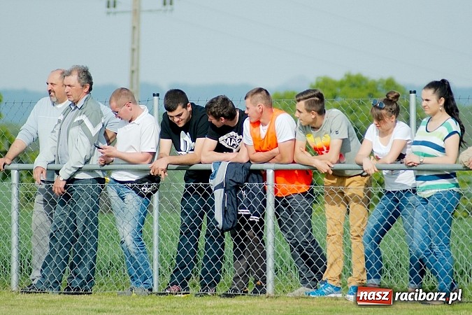 Zdjęcie w galerii na portalu naszraciborz.pl: Derby gminy Krzanowice: Rykoszet dał trzy punkty Borucinowi. Naprzód samodzielnym liderem A klasy wiadomości z regionu