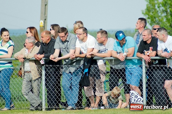 Zdjęcie w galerii na portalu naszraciborz.pl: Derby gminy Krzanowice: Rykoszet dał trzy punkty Borucinowi. Naprzód samodzielnym liderem A klasy wiadomości z regionu