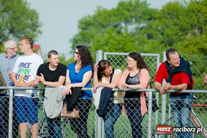 Zdjęcie w galerii na portalu naszraciborz.pl: Derby gminy Krzanowice: Rykoszet dał trzy punkty Borucinowi. Naprzód samodzielnym liderem A klasy wiadomości z regionu