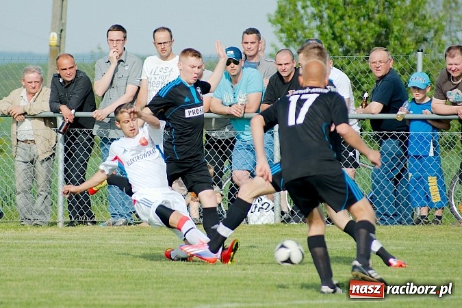 Zdjęcie w galerii na portalu naszraciborz.pl: Derby gminy Krzanowice: Rykoszet dał trzy punkty Borucinowi. Naprzód samodzielnym liderem A klasy wiadomości z regionu