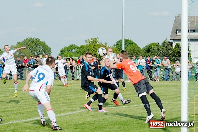 Zdjęcie w galerii na portalu naszraciborz.pl: Derby gminy Krzanowice: Rykoszet dał trzy punkty Borucinowi. Naprzód samodzielnym liderem A klasy wiadomości z regionu