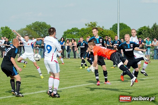 Zdjęcie w galerii na portalu naszraciborz.pl: Derby gminy Krzanowice: Rykoszet dał trzy punkty Borucinowi. Naprzód samodzielnym liderem A klasy wiadomości z regionu