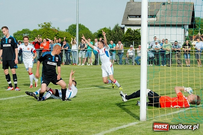 Zdjęcie w galerii na portalu naszraciborz.pl: Derby gminy Krzanowice: Rykoszet dał trzy punkty Borucinowi. Naprzód samodzielnym liderem A klasy wiadomości z regionu
