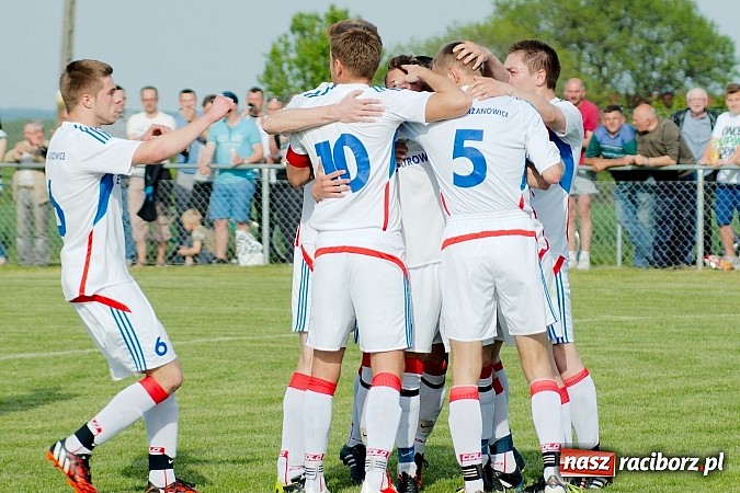 Zdjęcie w galerii na portalu naszraciborz.pl: Derby gminy Krzanowice: Rykoszet dał trzy punkty Borucinowi. Naprzód samodzielnym liderem A klasy wiadomości z regionu