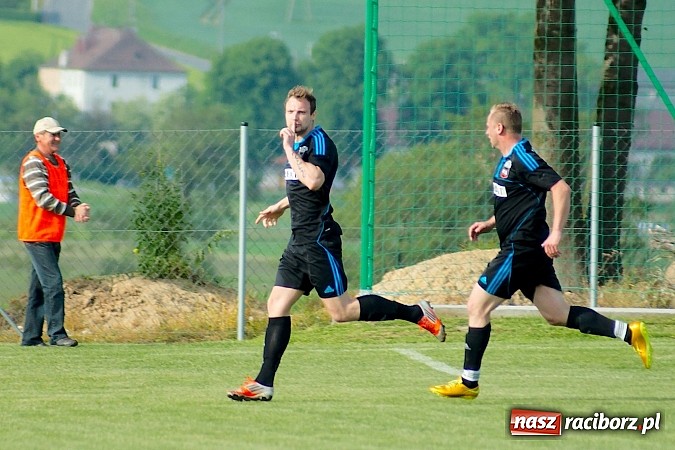Zdjęcie w galerii na portalu naszraciborz.pl: Derby gminy Krzanowice: Rykoszet dał trzy punkty Borucinowi. Naprzód samodzielnym liderem A klasy wiadomości z regionu