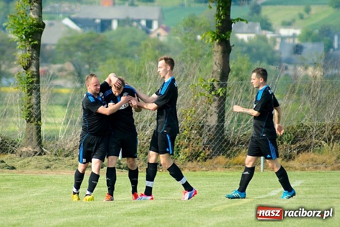 Zdjęcie w galerii na portalu naszraciborz.pl: Derby gminy Krzanowice: Rykoszet dał trzy punkty Borucinowi. Naprzód samodzielnym liderem A klasy wiadomości z regionu