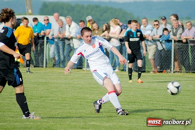 Zdjęcie w galerii na portalu naszraciborz.pl: Derby gminy Krzanowice: Rykoszet dał trzy punkty Borucinowi. Naprzód samodzielnym liderem A klasy wiadomości z regionu
