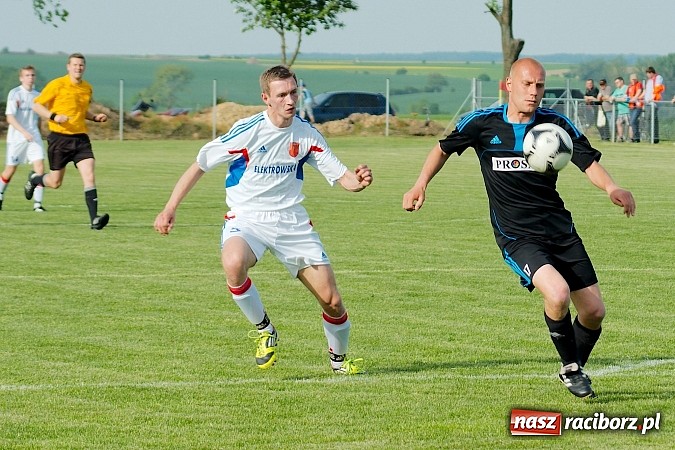 Zdjęcie w galerii na portalu naszraciborz.pl: Derby gminy Krzanowice: Rykoszet dał trzy punkty Borucinowi. Naprzód samodzielnym liderem A klasy wiadomości z regionu