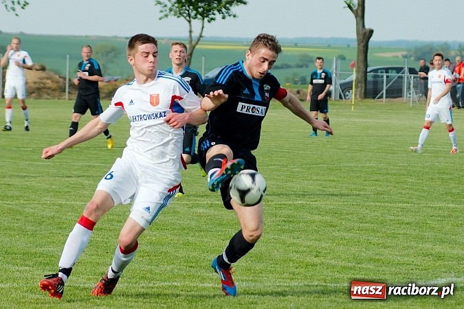 Zdjęcie w galerii na portalu naszraciborz.pl: Derby gminy Krzanowice: Rykoszet dał trzy punkty Borucinowi. Naprzód samodzielnym liderem A klasy wiadomości z regionu