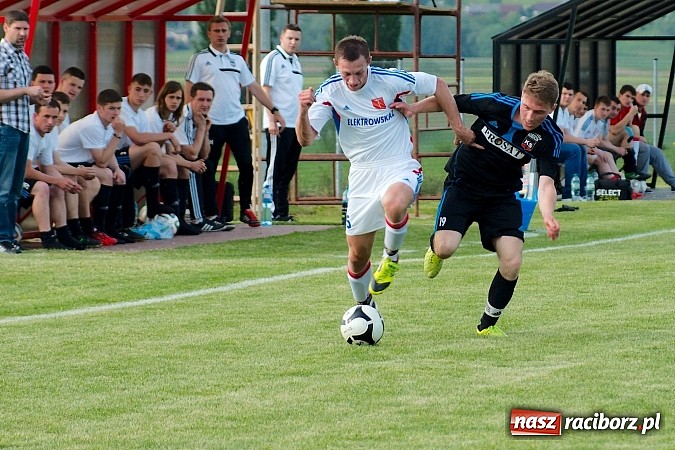 Zdjęcie w galerii na portalu naszraciborz.pl: Derby gminy Krzanowice: Rykoszet dał trzy punkty Borucinowi. Naprzód samodzielnym liderem A klasy wiadomości z regionu