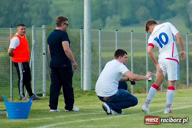 Zdjęcie w galerii na portalu naszraciborz.pl: Derby gminy Krzanowice: Rykoszet dał trzy punkty Borucinowi. Naprzód samodzielnym liderem A klasy wiadomości z regionu