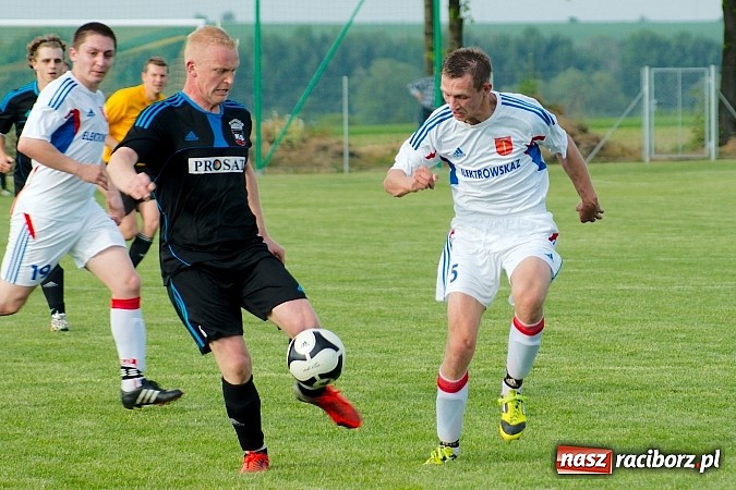 Zdjęcie w galerii na portalu naszraciborz.pl: Derby gminy Krzanowice: Rykoszet dał trzy punkty Borucinowi. Naprzód samodzielnym liderem A klasy wiadomości z regionu