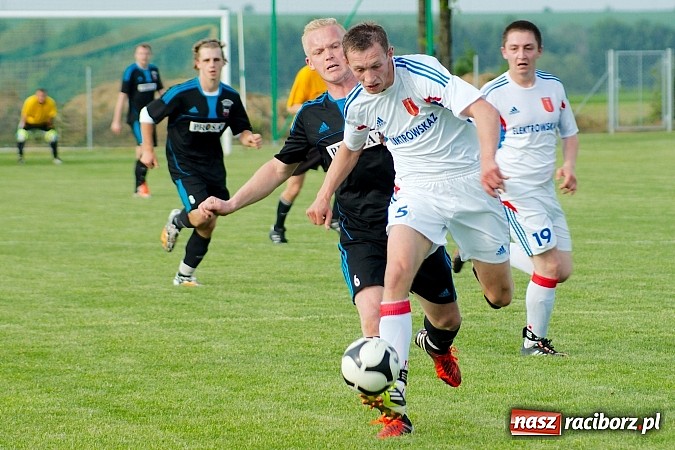 Zdjęcie w galerii na portalu naszraciborz.pl: Derby gminy Krzanowice: Rykoszet dał trzy punkty Borucinowi. Naprzód samodzielnym liderem A klasy wiadomości z regionu