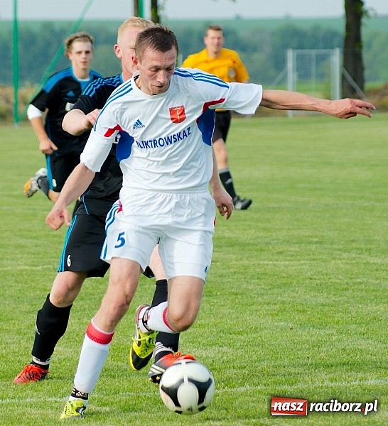 Zdjęcie w galerii na portalu naszraciborz.pl: Derby gminy Krzanowice: Rykoszet dał trzy punkty Borucinowi. Naprzód samodzielnym liderem A klasy wiadomości z regionu