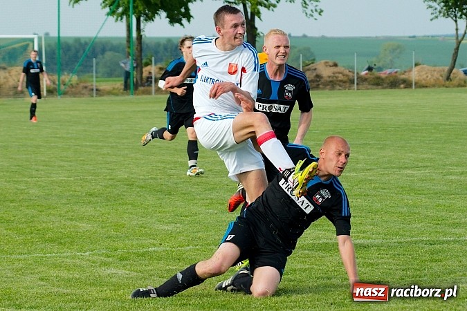Zdjęcie w galerii na portalu naszraciborz.pl: Derby gminy Krzanowice: Rykoszet dał trzy punkty Borucinowi. Naprzód samodzielnym liderem A klasy wiadomości z regionu