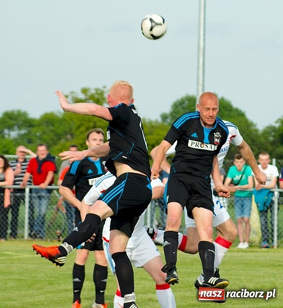 Zdjęcie w galerii na portalu naszraciborz.pl: Derby gminy Krzanowice: Rykoszet dał trzy punkty Borucinowi. Naprzód samodzielnym liderem A klasy wiadomości z regionu