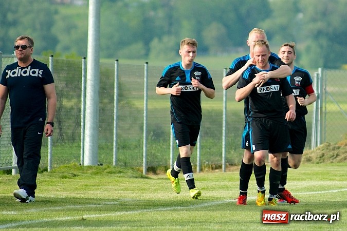 Zdjęcie w galerii na portalu naszraciborz.pl: Derby gminy Krzanowice: Rykoszet dał trzy punkty Borucinowi. Naprzód samodzielnym liderem A klasy wiadomości z regionu