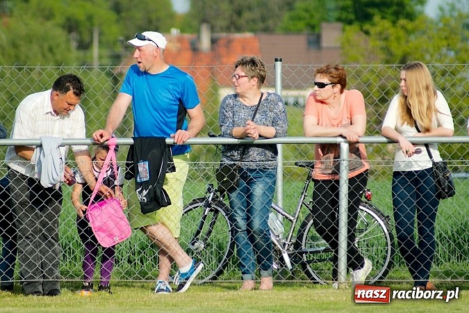 Zdjęcie w galerii na portalu naszraciborz.pl: Derby gminy Krzanowice: Rykoszet dał trzy punkty Borucinowi. Naprzód samodzielnym liderem A klasy wiadomości z regionu