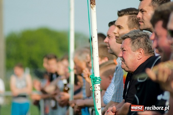 Zdjęcie w galerii na portalu naszraciborz.pl: Derby gminy Krzanowice: Rykoszet dał trzy punkty Borucinowi. Naprzód samodzielnym liderem A klasy wiadomości z regionu