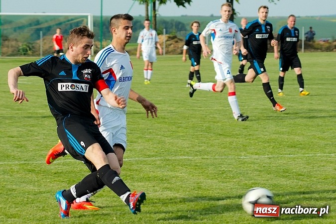 Zdjęcie w galerii na portalu naszraciborz.pl: Derby gminy Krzanowice: Rykoszet dał trzy punkty Borucinowi. Naprzód samodzielnym liderem A klasy wiadomości z regionu