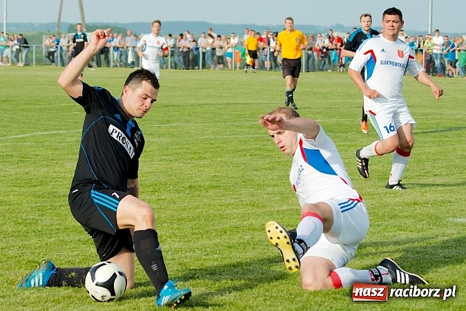 Zdjęcie w galerii na portalu naszraciborz.pl: Derby gminy Krzanowice: Rykoszet dał trzy punkty Borucinowi. Naprzód samodzielnym liderem A klasy wiadomości z regionu