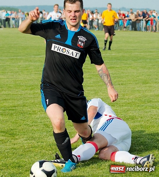 Zdjęcie w galerii na portalu naszraciborz.pl: Derby gminy Krzanowice: Rykoszet dał trzy punkty Borucinowi. Naprzód samodzielnym liderem A klasy wiadomości z regionu