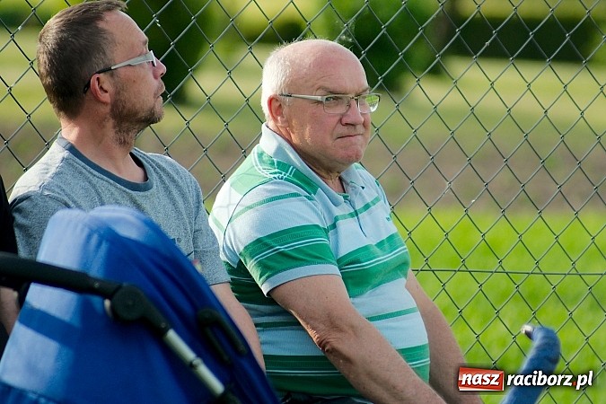 Zdjęcie w galerii na portalu naszraciborz.pl: Derby gminy Krzanowice: Rykoszet dał trzy punkty Borucinowi. Naprzód samodzielnym liderem A klasy wiadomości z regionu
